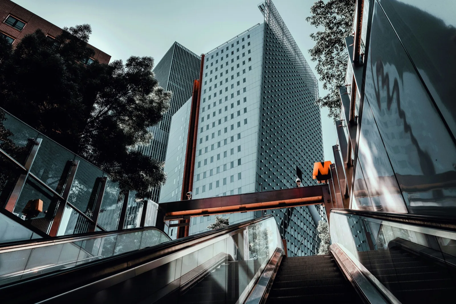 Hoogbouw in het centrum van Rotterdam, van onderaf gefotografeerd.